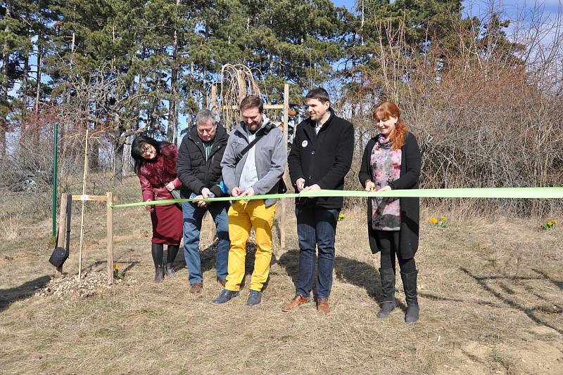 Lesní školku v lesoparku Akátky v Brně provozují představitelé Centra environmentálního vzdělávání a výchovy Zeměklíč.