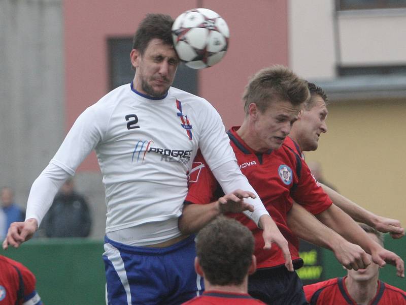 Fotbalisté brněnské Líšně (v bílém) rozdrtili Polnou 6:1.