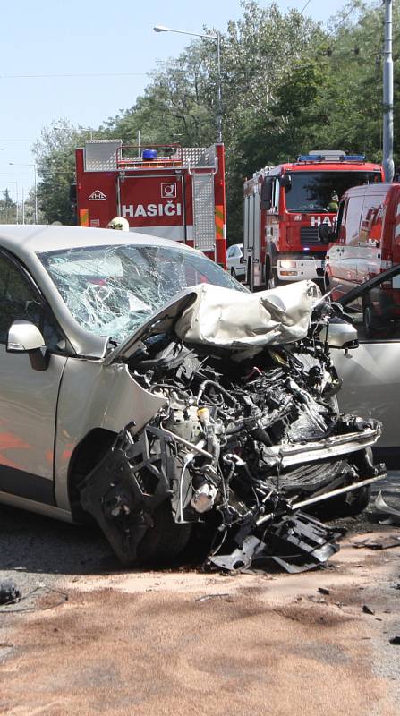 Dvě osobní auta se srazila v brněnské Rokytově ulici nedaleko tamního obchodního centra. Při nehodě se zranili dva lidé.