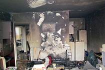 Pravděpodobně žhář zapálil byt, který hořel v pondělí před devátou hodinou ráno v panelovém domě na Mikuláškově náměstí ve Starém Lískovci. 