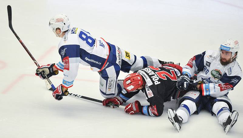 Finále play off hokejové extraligy - 2. zápas: HC Oceláři Třinec vs. HC Kometa Brno (v bílém).