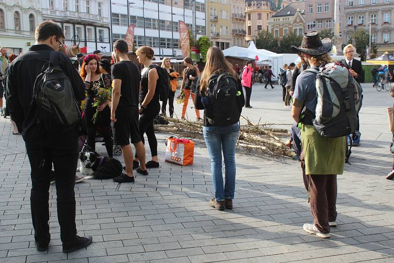 Členové hnutí Extinction Rebellion Brno v pondělí pořádali akci Pohřeb pro naše lesy.