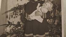 První mrkací panenka udělala velkou radost. Snímek z roku 1956.