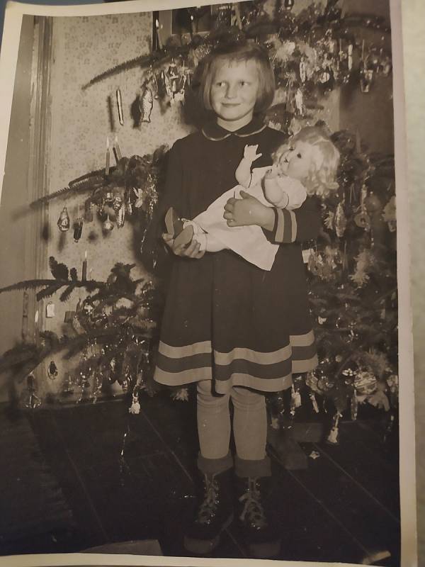 První mrkací panenka udělala velkou radost. Snímek z roku 1956.