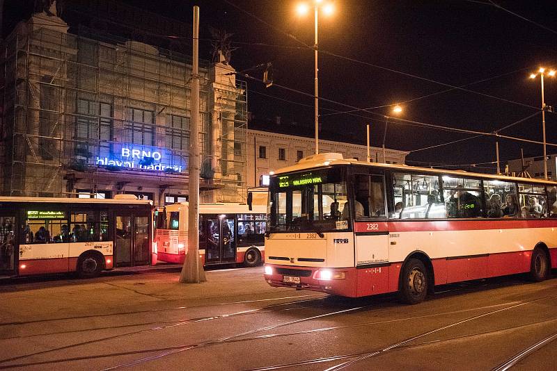 V noci na sobotu objevili brněnští revizoři v nočních rozjezdech téměř stovku černých pasažérů.