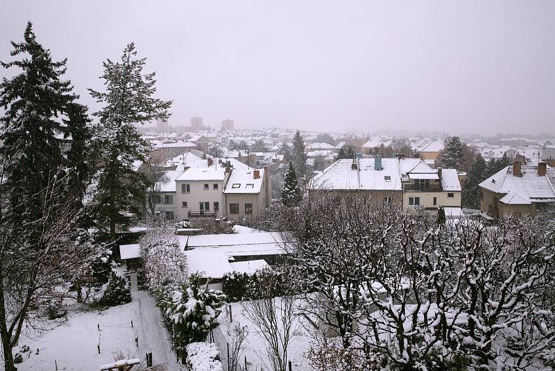 Sníh, který zasypal jižní Moravu působil problémy i v Brně.
