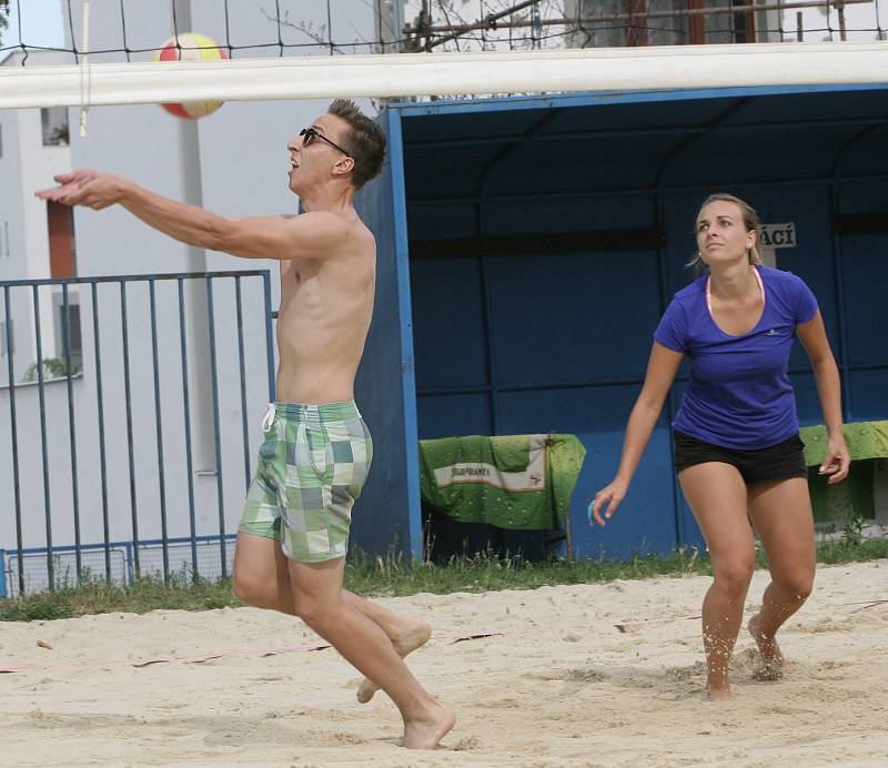 Bez jediné prohry prošli turnajem Lucie Doubravská s Adamem Havlem a zvítězili ve třetím ročníku Memoriálu Marka Těšíka v beachvolejbalu. Ten se hraje jako vzpomínka na zesnulého sportovního redaktora Deníku Rovnost.