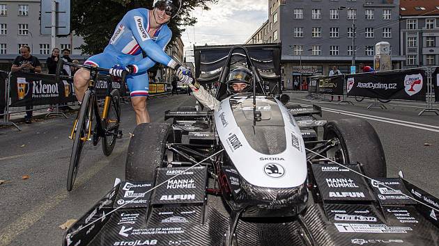 Brněnský dráhový cyklista Tomáš Bábek proťal cíl dřív než studentská formule.