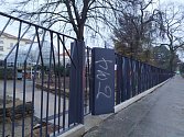 Pomalovaná branka Botanické zahrady ze strany ulice Veveří naproti zastávky tramvaje Konečného náměstí.