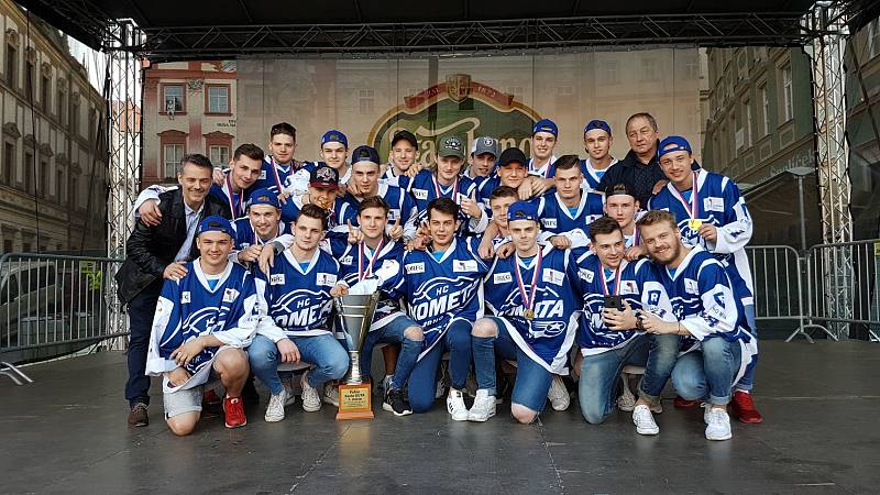 Mládež hokejové Komety Brno se přišla ukázat fanouškům na Zelném trhu.