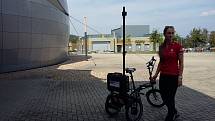 Vozítko, které pomůže vozíčkářům a nevidomým, ve středu poprvé vyjelo před budovu fakulty elektrotechniky Vysokého učení technického.