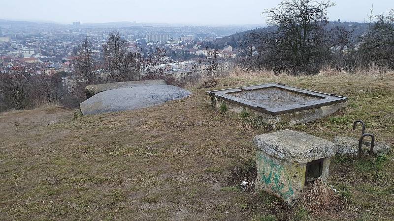 Pro fanoušky nejen vojenské historie může být lákavý výlet po pozorovatelnách a bunkrech v Brně.