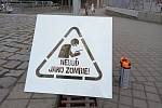 Brněnský dopravní podnik vybral ve městě jednadvacet nejrizikovějších míst, které postupně označí zářivými symboly s nápisem Nebuď jako zombie. První vyznačili v ulici Hlinky.