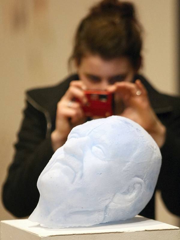 Sochařka Markéta Jáchimová nechala roztát bustu Václava Klause z ledu.