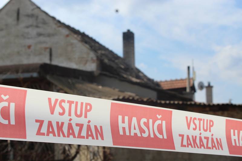 Výbuch plynu poničil dům ve Vlasaticích na Brněnsku. Byla to rána jako z děla, říkají sousedé Šindelovi.