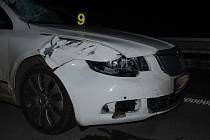 Jen několik kilometrů za sjezdem z dálnice D2 do Blučiny na Brněnsku v úterý večer zemřel člověk. Ve směru z Brna na Břeclav zatím neznámého muže srazilo auto, když se snažil přeběhnout dálnici.