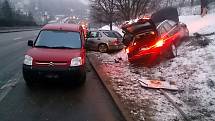 Při hromadné nehodě čtyř aut na Vídeňské ulici v Brně se zranil jeden člověk.