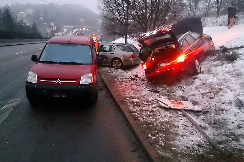 Při hromadné nehodě čtyř aut na Vídeňské ulici v Brně se zranil jeden člověk.