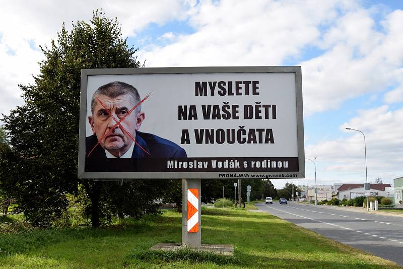 Myslete na vaše děti a vnoučata. Takový je text billboardu s přeškrtnutou fotografií Andreje Babiše na hlavním tahu v Hustopečích.