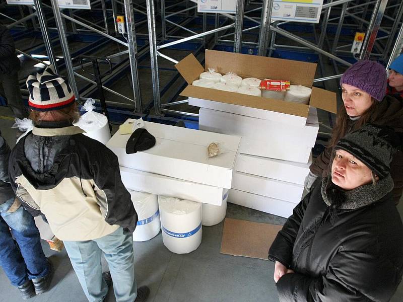 Lidé z brněnské pobočky Nadace svatého Františka z Assisi nakládali v pondělí dopoledne na nádraží v Modřicích na Brněnsku kontejner se zdravotnickými potřebami pro malomocné pacienty v indické Kolkatě. 