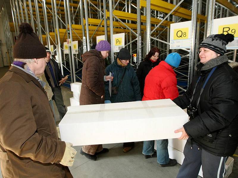 Lidé z brněnské pobočky Nadace svatého Františka z Assisi nakládali v pondělí dopoledne na nádraží v Modřicích na Brněnsku kontejner se zdravotnickými potřebami pro malomocné pacienty v indické Kolkatě. 