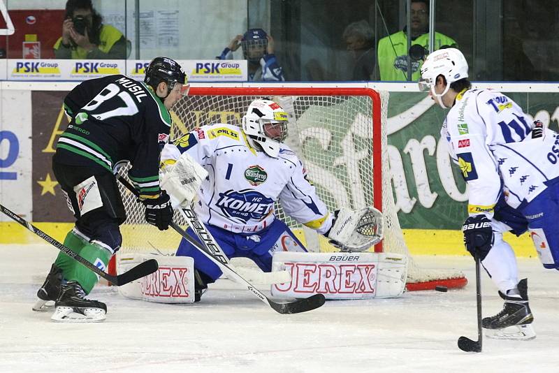 Hokejová Kometa (v bílém) podlehla Mladé Boleslavi těsně 2:3 a ukončila svou úctyhodnou šňůru jedenácti zápasů v řadě, v nichž bodovala.