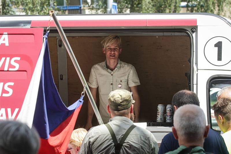 Odhadem osm desítek sympatizantů protiislámského hnutí Martina Konvičky se sešlo v úterý odpoledne před brněnskou mešitou ve Vídeňské ulici.