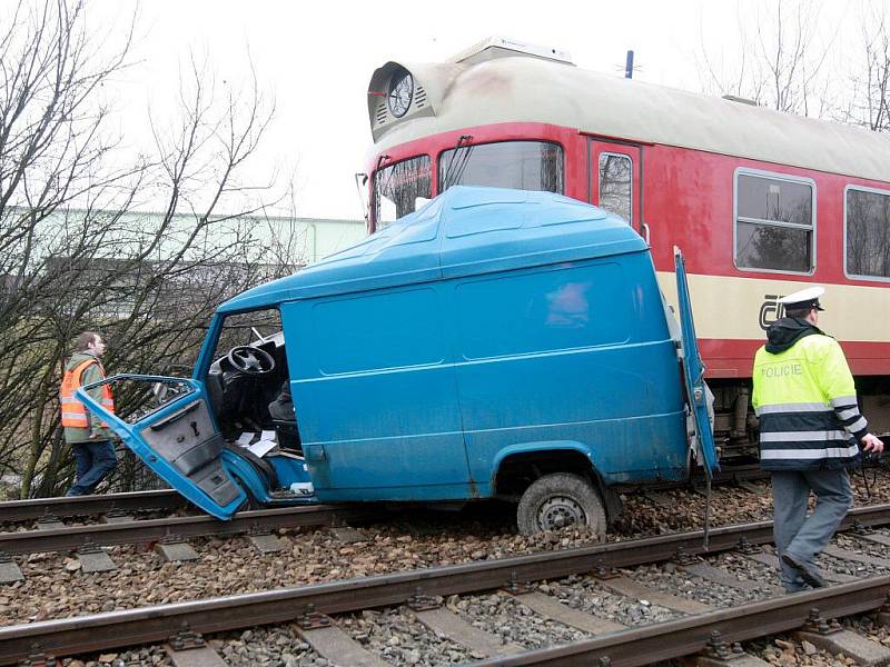 Srážkou s vlakem skončila ve středu dopoledne cesta řidiče dodávky Daewoo v brněnském Starém Lískovci. 