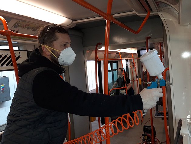 Ochranný nástřik ve dvou brněnských tramvajích ochrání cestující před nakažením se infekčních nemocí.