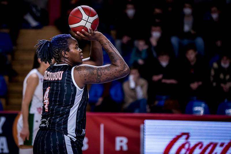 Basketbalistky brněnských Žabin (v bílém) podlehly favorizovanému Bourges o třicet bodů.