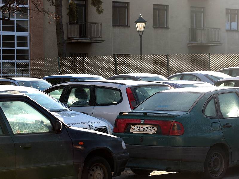 Pokut za špatné parkování v okolí porodnice u Obilního trhu v centru Brna přibývá. Město chce v Údolní ulici zavést krátkodobé placené parkování.