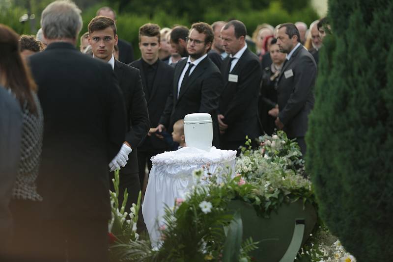 Pohřeb a uložení urny v rodném hrobě Libuše Šafránkové ve městě Šlapanice.