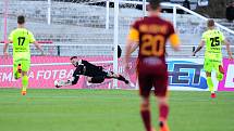 Fotbalové utkání HET ligy mezi celky FK Dukla Praha a FC Zbrojovka Brno 27. dubna v Praze. Brankář Brna Pavel Halouska inkasuje branku.