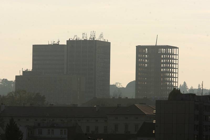 Opravy výškové budovy na Šumavské ulici v Brně. Snímek z roku 2015.