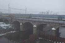 Výstavba železničního mostu přes řeku Svratka v prosinci loňského roku.