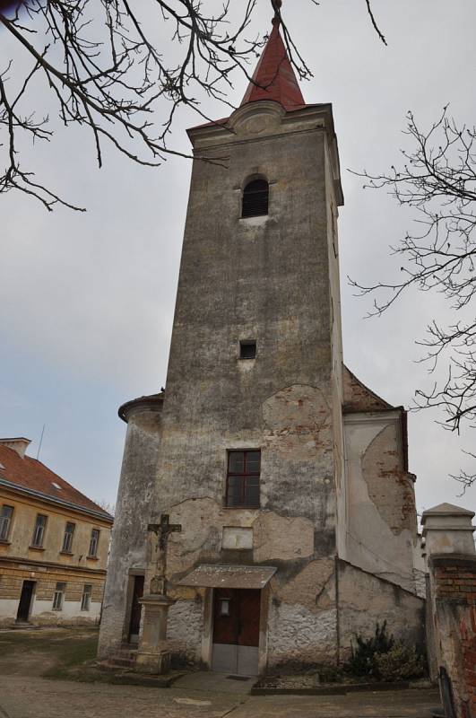 Kostel sv. Cecílie v Dobrém Poli. Renesanční stavba je dominantou obce. V roce 2018 byla kompletně opravena věž kostela, omítky a okna. Stavba před provedenými opravami.