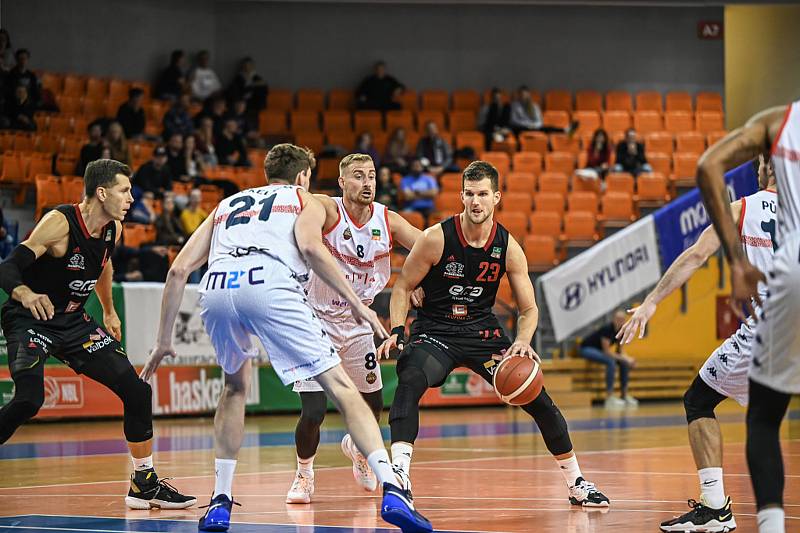 Brněnští basketbalisté (v bílém) při ligovém utkání s Nymburkem, kterému na domácí palubovce podlehli 70:88.