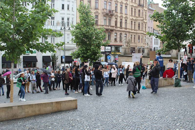 Na akci Black Lives Matter upozorňující na rasismus se v sobotu na brněnském Dominikánském náměstí sešly desítky lidí. Přišlo také hnutí Slušní lidé, jako protistrana.