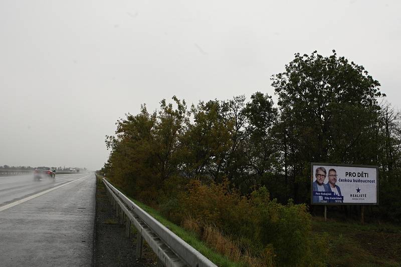 Billboardy na dálnici D52.