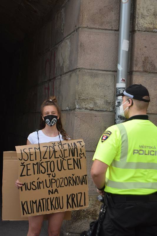 Aktivistka z hnutí Extinction Rebellion v úterý odpoledne chvilku blokovala dopravu u brněnského hlavního nádraží.