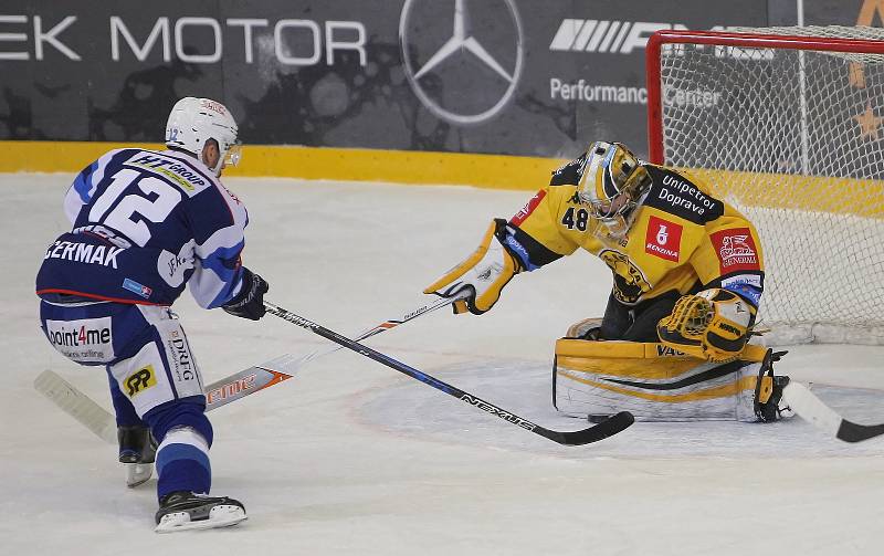 Hokejisté brněnské Komety (v modrém) v posledním 52. kole základní části extraligy přehráli poslední Litvínov 4:0.