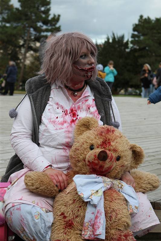 Na Moravském náměstí v Brně se střetly dva tábory lidí. Zombie a přeživší.