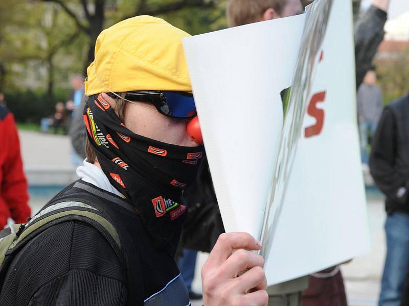 Na brněnském Moravském náměstí se v pátek odpoledne sešli příznivci Dělnické strany sociální spravedlnosti.