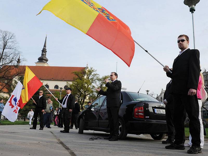 Na brněnském Moravském náměstí se v pátek odpoledne sešli příznivci Dělnické strany sociální spravedlnosti.