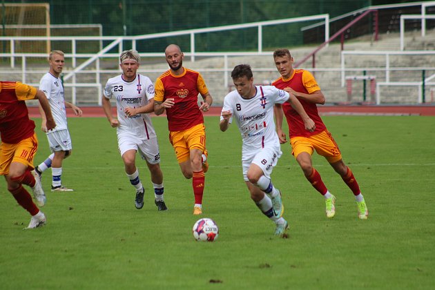 Líšeňští fotbalisté (v bílém) si ze hřiště pražské Dukly odvezli cenný bod za remízu 0:0.