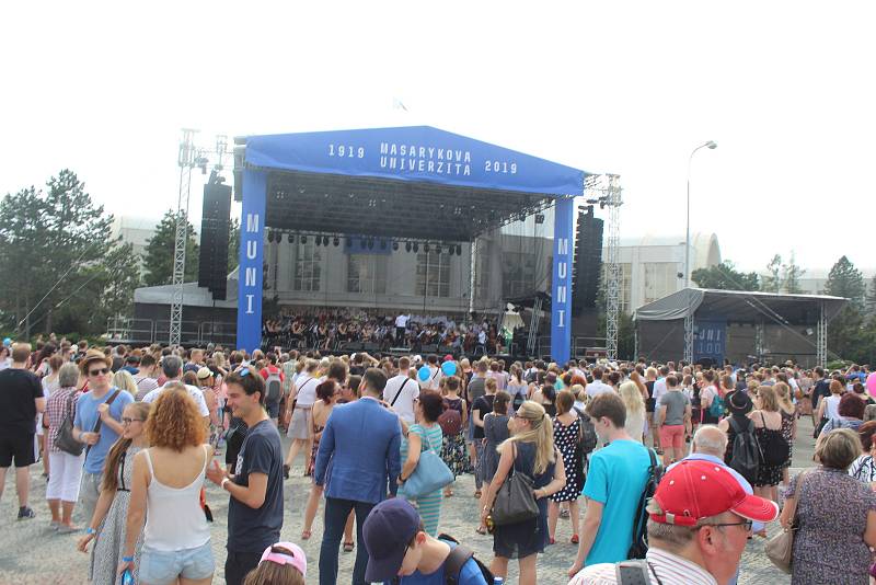 Zvuky oslav, přání všeho nejlepšího i hudebních vystoupení se v sobotu rozléhaly Brnem hned ze dvou míst. Své kulaté, sté narozeniny totiž slavily dvě brněnské univerzity, Masarykova a Mendelova.