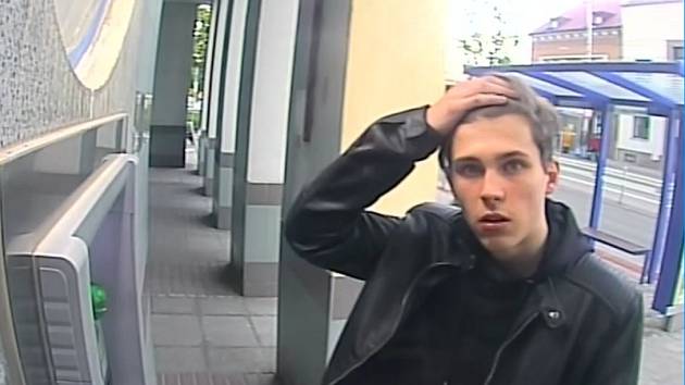 Policisté žádají lidi o pomoc při pátrání po mladém muži, kterého u bankomatu zachytila videokamera. Z přístroje měl vzít třináct tisíc, které tam předtím zapomněl jiný muž.