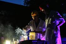 Prostrčit ruku skrz blesk nebo si vyzkoušet, co všechno zvládne tekutý dusík, mohli v pátek návštěvníci akce Noc vědců v brněnském Mendelově muzeu Masarykovy univerzity.
