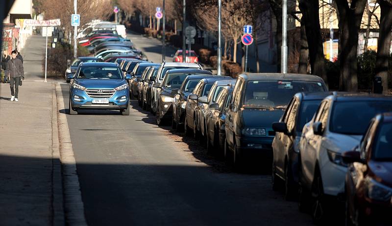 Pokut za špatné parkování v okolí porodnice u Obilního trhu v centru Brna přibývá. Město chce v Údolní ulici zavést krátkodobé placené parkování.