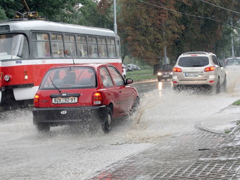 Prudký déšť zkomplikoval ve čtvrtek dopravu v Brně